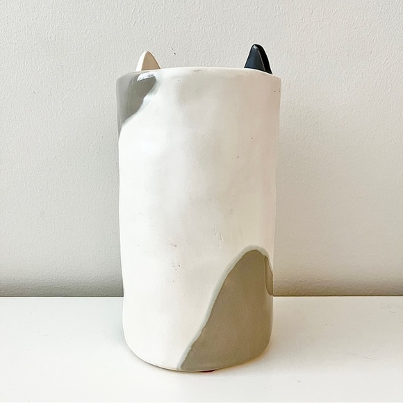 Charming Ceramic Cat Planter Vase - Stylish Scandinavian Vibe, 7-Inch Height - Picture 8 of 9